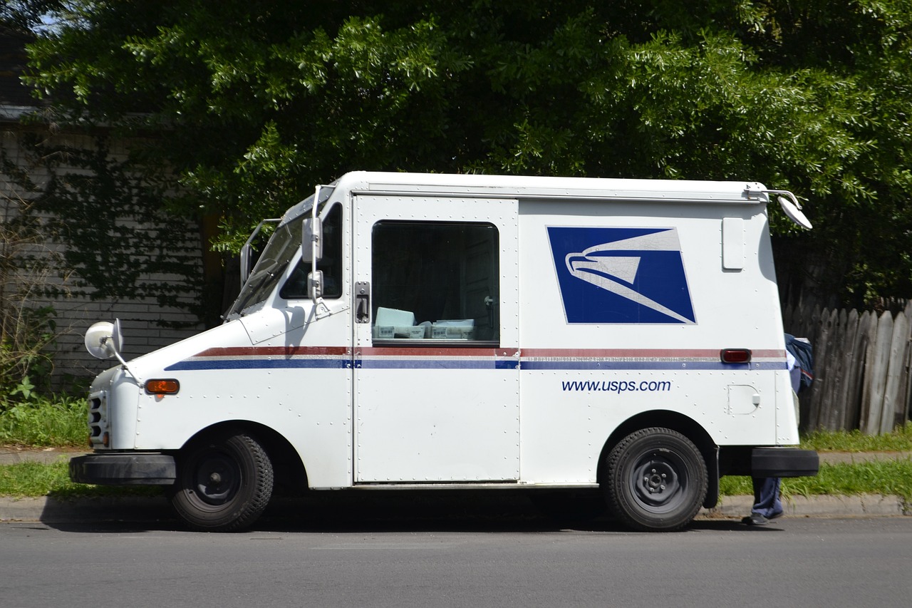 Stay​ on ⁢Track with Tracking: Why ‌It’s a Reseller’s BFF -USPS truck