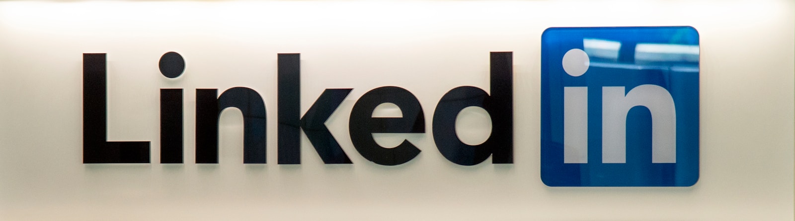 Leveraging LinkedIn: Crafting a Profile That⁣ Connects ⁤with Prospects